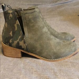 🆕 NWOT Camouflage Booties